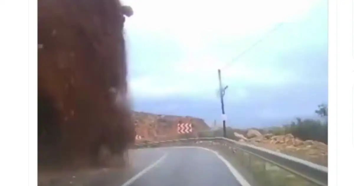 Масштабний зсув ґрунту в Туреччині: водій дивом вижив