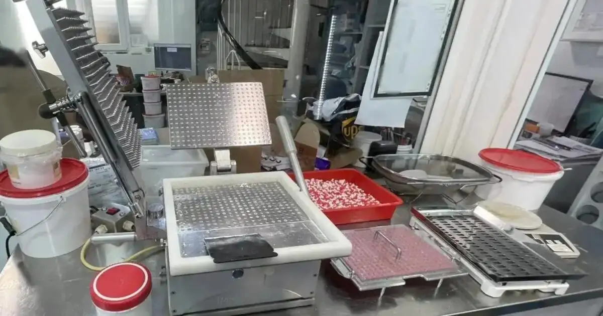 Скандал із підпільною лабораторією анаболіків в Афінах: що варто знати українцям про безпеку ліків у Греції