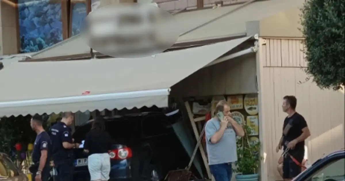 ДТП у передмісті Салонік: автомобіль врізався в продуктовий магазин у Неї Епіватес