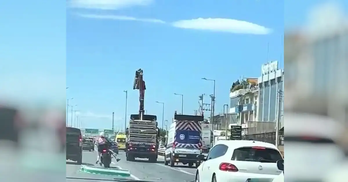 ДТП на проспекті Кіфісос: падіння дорожнього знака ледь не призвело до трагедії у напрямку Пірея