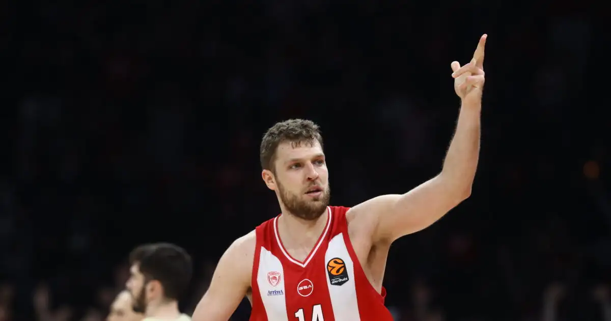 Сашко Везенков з “Олімпіакоса” не тільки на майданчику: баскетболіст здобув магістерський ступінь з тренерської справи