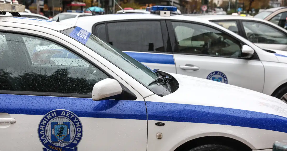 Афінського поліцейського затримано за домагання до неповнолітньої дівчини, яка отримувала паспорт